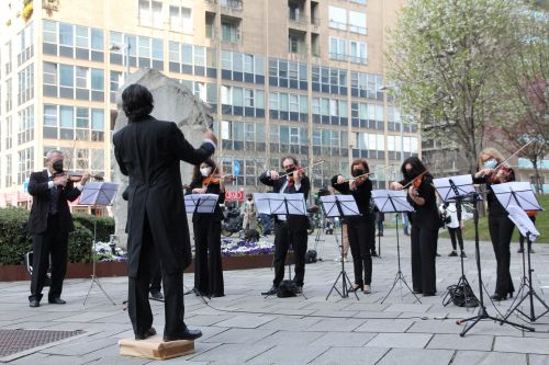 Alberto Veronesi dirige un ‘valzer di protesta’ davanti a Palazzo Lombardia