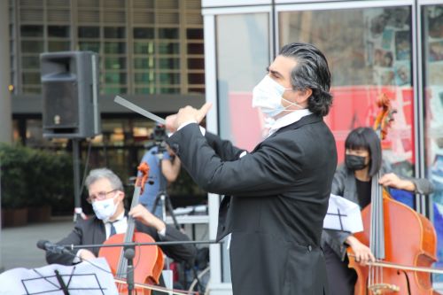 Alberto Veronesi dirige un ‘valzer di protesta’ davanti a Palazzo Lombardia