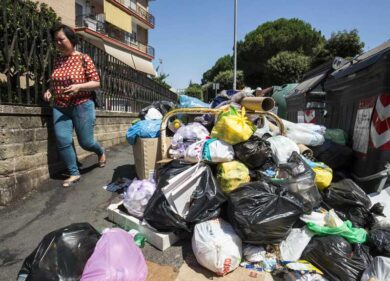 Rifiuti, verso una crisi caldissima: Regione e Comune allertano la Procura