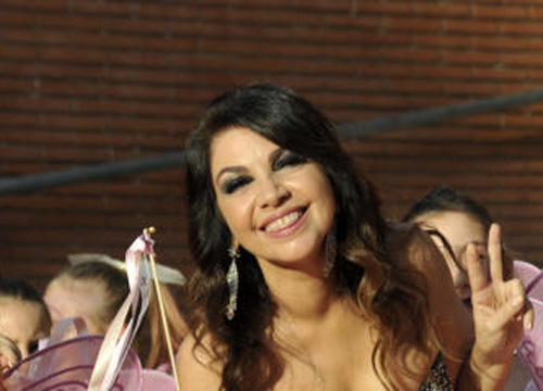 Cristina D’Avena, che scollatura della fatina. I fans: “Pufferbacco”