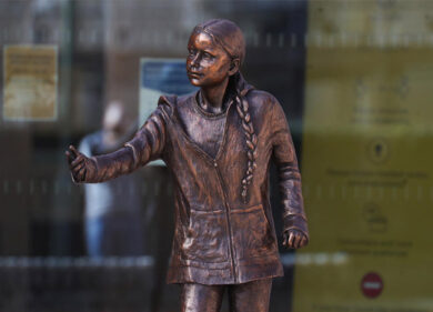 “Mancava solo la statua da 30 mila euro”. Polemiche per il monumento a Greta