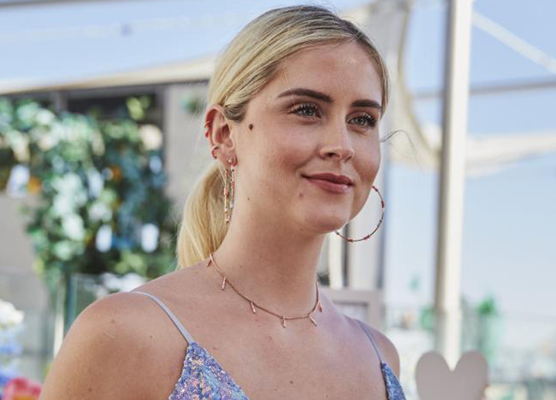 Cristina D’Avena, che scollatura della fatina. I fans: “Pufferbacco”