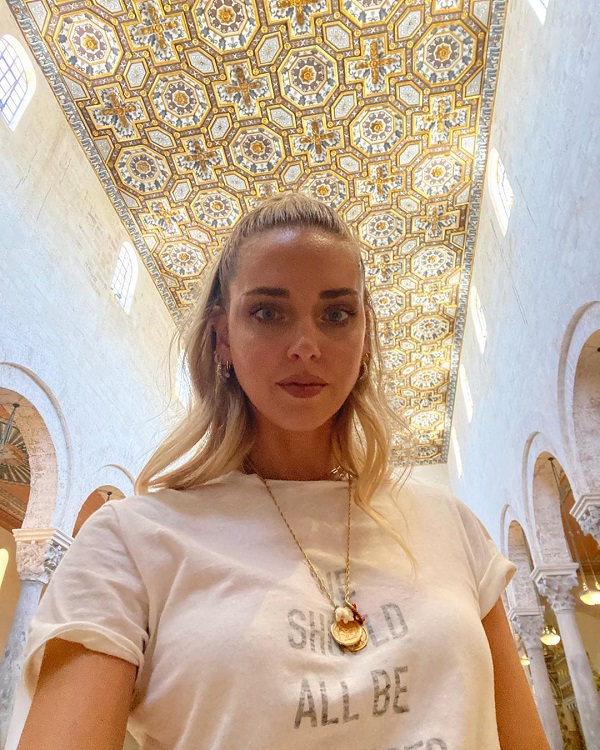 Vaccini, l’ira di Chiara Ferragni: “Draghi commissari la Lombardia”