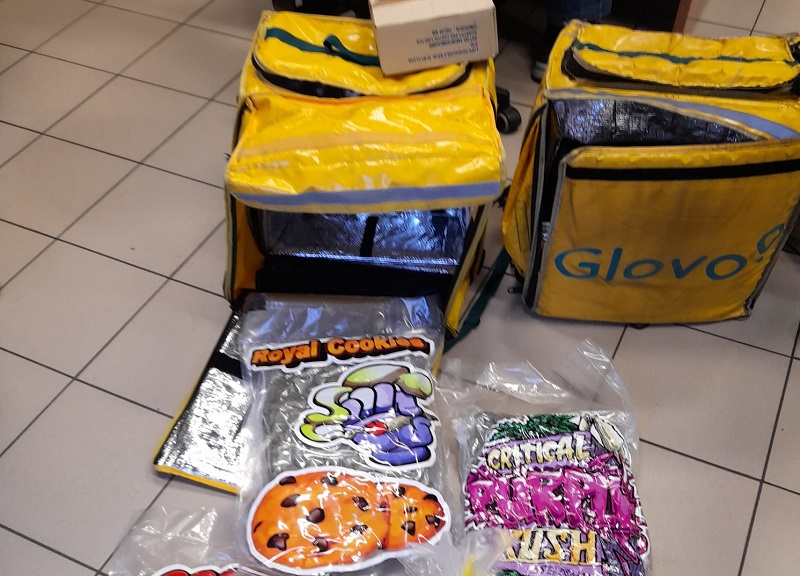 Si fingevano rider per consegnare la droga: tre arresti. FOTO Si fingevano rider per consegnare la droga: tre arresti. FOTO