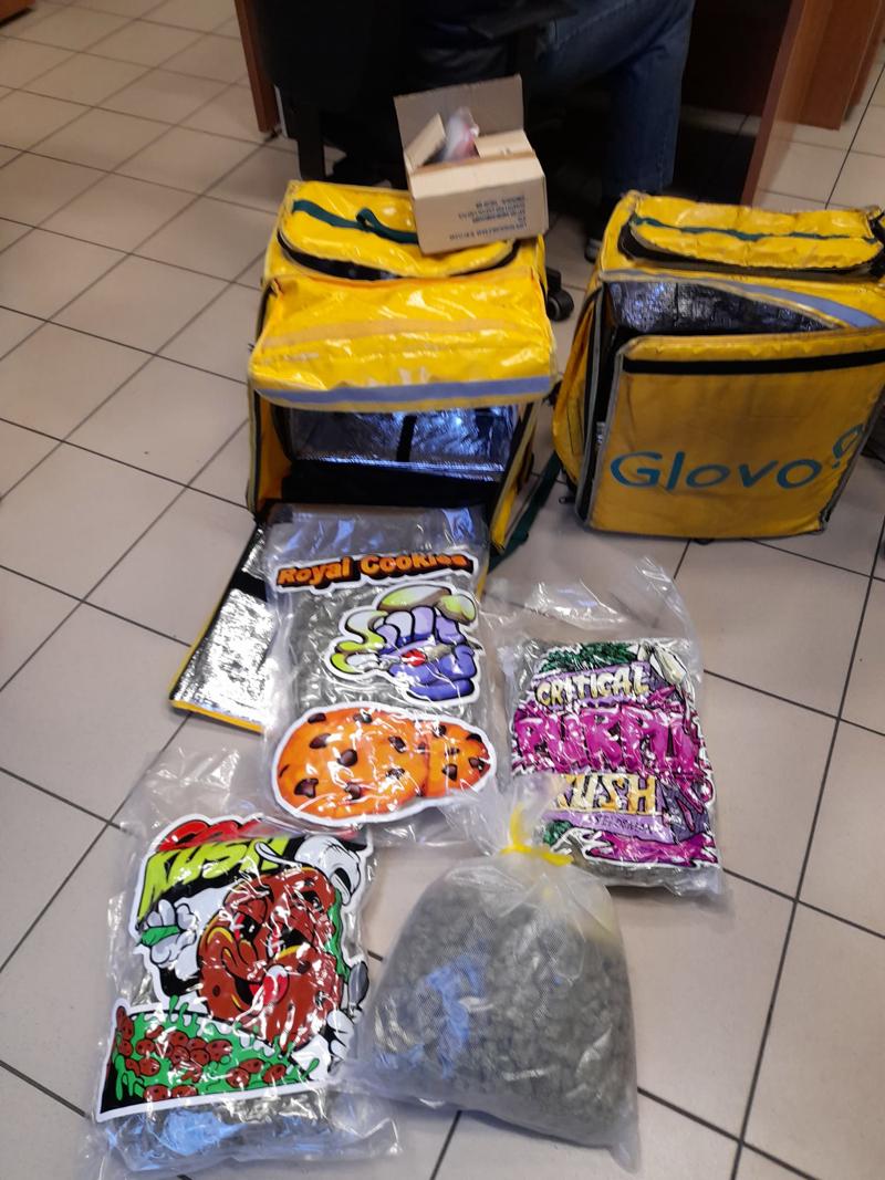 Si fingevano rider per consegnare la droga: tre arresti. FOTO Si fingevano rider per consegnare la droga: tre arresti. FOTO