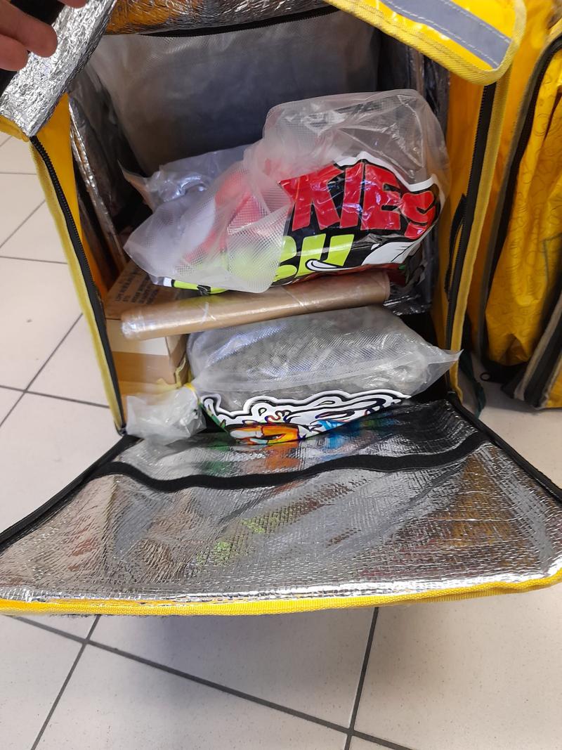 Si fingevano rider per consegnare la droga: tre arresti. FOTO Si fingevano rider per consegnare la droga: tre arresti. FOTO