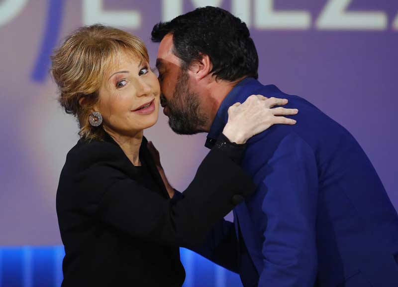 Iv, vendetta di Boschi su Gruber. Anche Lilli beccata a baciarsi al parco Iv, vendetta di Boschi su Gruber. Anche Lilli beccata a baciarsi al parco