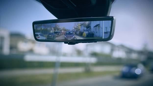 Ford Smart Mirror: lo specchietto retrovisore intelligente per i commerciali Ford Smart Mirror: lo specchietto retrovisore intelligente per i commerciali