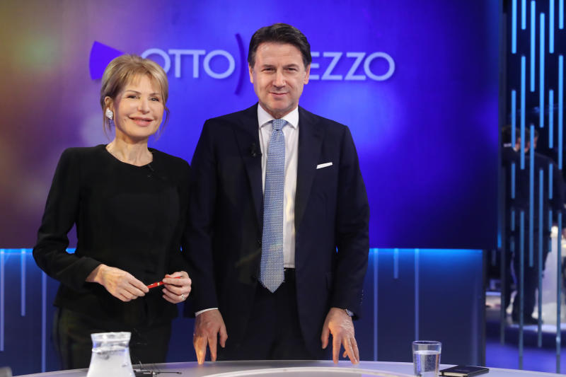 Iv, vendetta di Boschi su Gruber. Anche Lilli beccata a baciarsi al parco Iv, vendetta di Boschi su Gruber. Anche Lilli beccata a baciarsi al parco