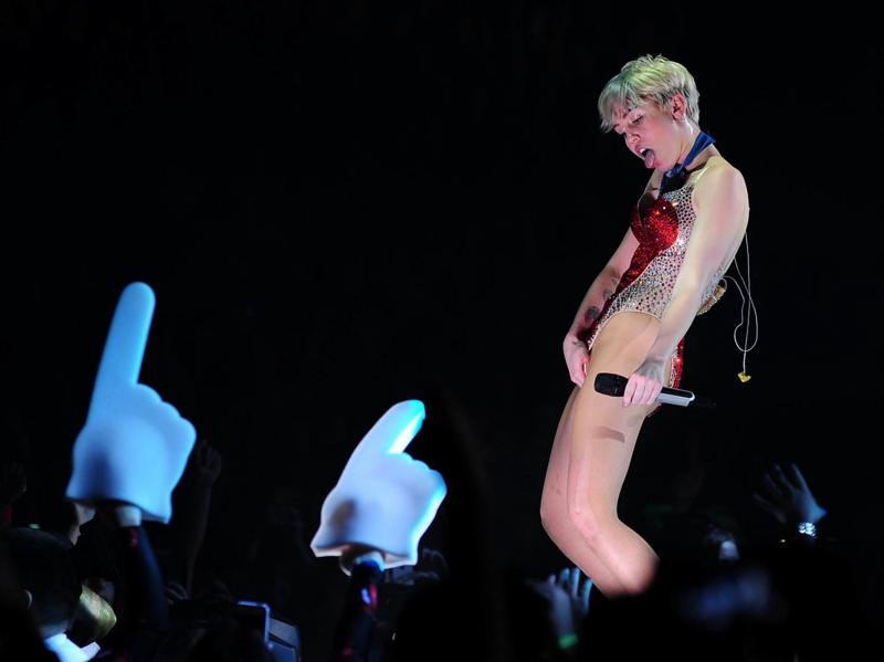Miley Cyrus, nuovo video con messaggio: “Vacciniamoci per tornare ai concerti” Miley Cyrus, nuovo video con messaggio: “Vacciniamoci per tornare ai concerti”