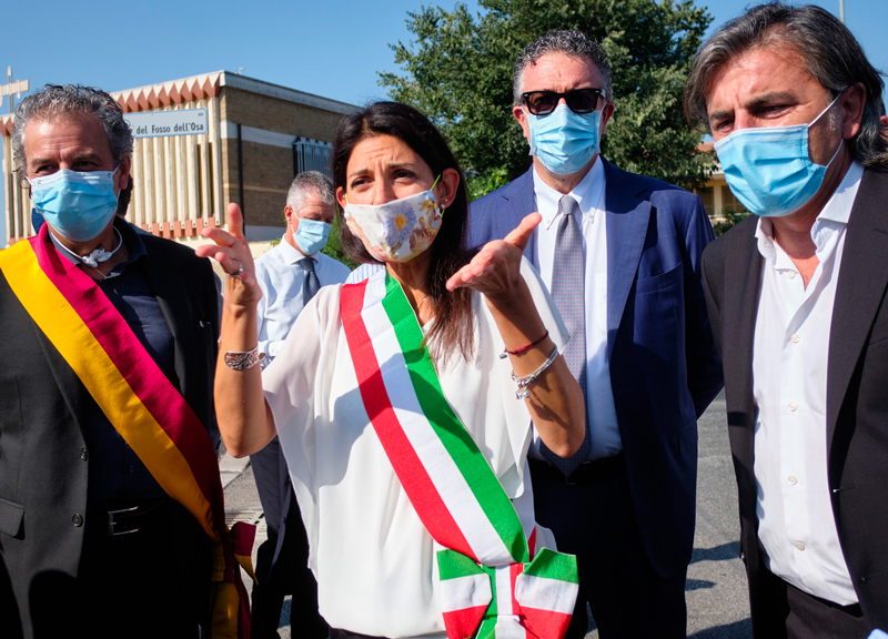 Roma diventa un Truman Show: la parabola di Raggi e dei consiglieri giocosi Roma diventa un Truman Show: la parabola di Raggi e dei consiglieri giocosi