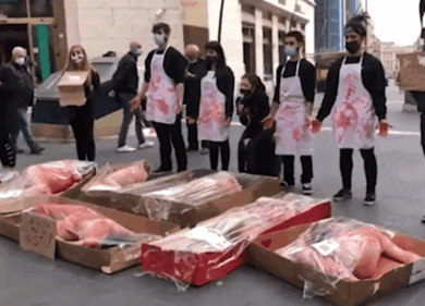 Cadaveri umani confezionati, flashmob choc contro l’uccisione degli agnelli