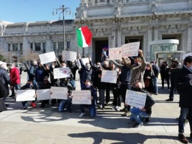 Bus a noleggio, ambulanti e Alitalia: tre proteste infiammano Milano. VIDEO