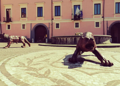 I lupi in metallo dell’artista Liu Ruowang invadono l’antica citta di Avella