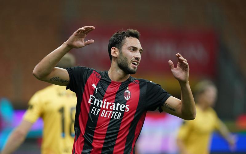 Calhanoglu-Juventus, rinnovo lontano con il Milan. E i bianconeri.. Retroscena Calhanoglu-Juventus, rinnovo lontano con il Milan. E i bianconeri.. Retroscena