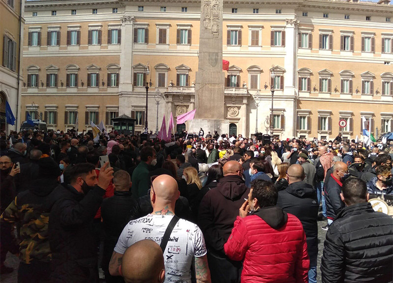 Covid, proteste da Roma a Napoli: assalto a Montecitorio, agente ferito. VIDEO Covid, proteste da Roma a Napoli: assalto a Montecitorio, agente ferito. VIDEO