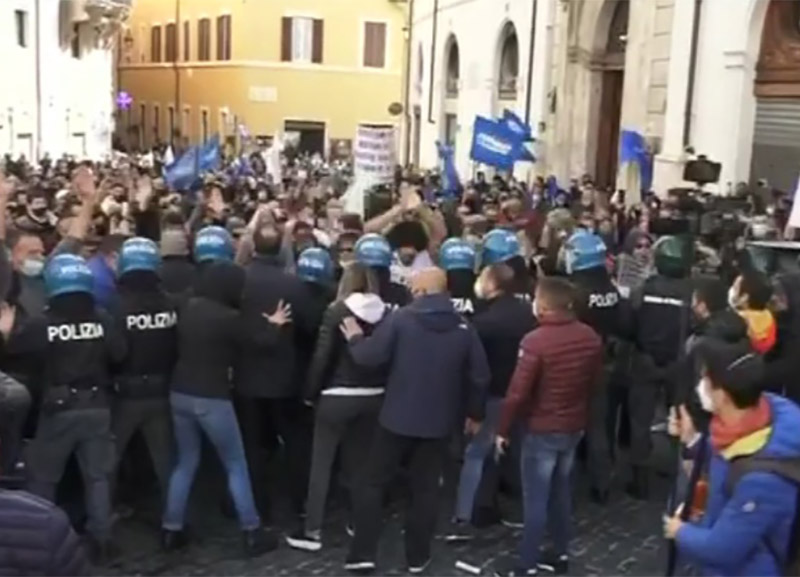 Covid, proteste da Roma a Napoli: assalto a Montecitorio, agente ferito. VIDEO Covid, proteste da Roma a Napoli: assalto a Montecitorio, agente ferito. VIDEO