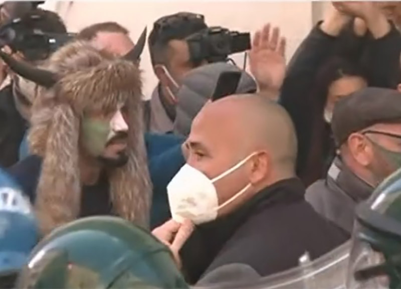 Covid, proteste da Roma a Napoli: assalto a Montecitorio, agente ferito. VIDEO Covid, proteste da Roma a Napoli: assalto a Montecitorio, agente ferito. VIDEO
