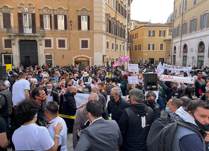 Covid, proteste da Roma a Napoli: assalto a Montecitorio, agente ferito. VIDEO Covid, proteste da Roma a Napoli: assalto a Montecitorio, agente ferito. VIDEO
