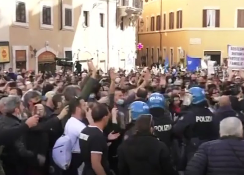 Covid, proteste da Roma a Napoli: assalto a Montecitorio, agente ferito. VIDEO Covid, proteste da Roma a Napoli: assalto a Montecitorio, agente ferito. VIDEO