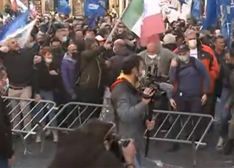 Covid, proteste da Roma a Napoli: assalto a Montecitorio, agente ferito. VIDEO Covid, proteste da Roma a Napoli: assalto a Montecitorio, agente ferito. VIDEO