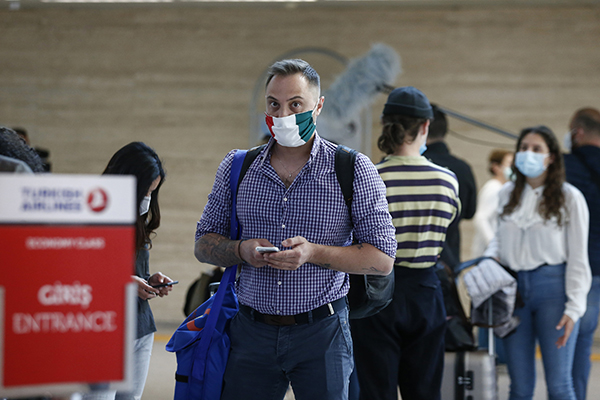 Covid, furbetti di Pasqua: 11.500 passeggeri volano da Fiumicino per l’estero Covid, furbetti di Pasqua: 11.500 passeggeri volano da Fiumicino per l’estero