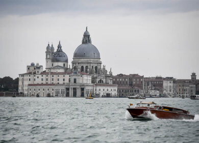 Vaccino, a Venezia gli anziani lo fanno sul vaporetto
