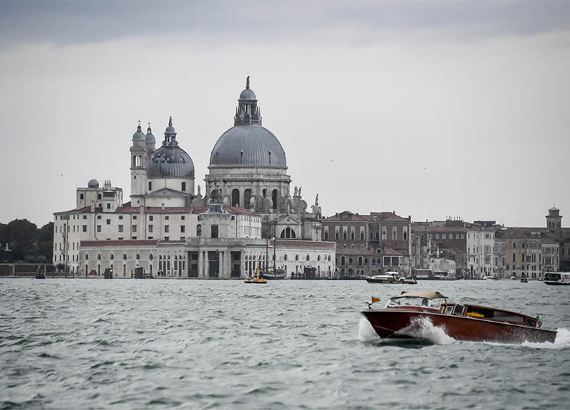 Vaccino, a Venezia gli anziani lo fanno sul vaporetto Vaccino, a Venezia gli anziani lo fanno sul vaporetto