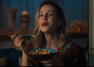 Alessia Marcuzzi nel 1° spot tv Felicia: “Alimentiamo l’ottimismo”. VIDEO