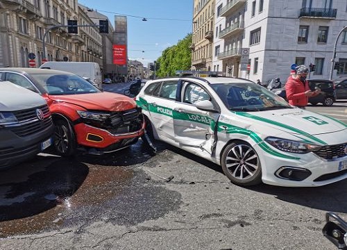 Milano, auto della Polizia locale speronata in Porta Venezia Milano, auto della Polizia locale speronata in Porta Venezia