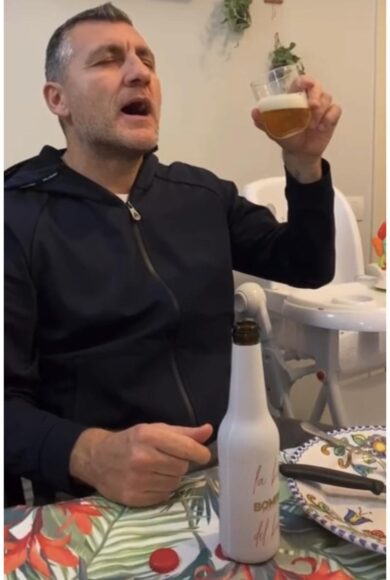 Bobo Vieri segna un altro gol: arriva la birra rosa per le donne