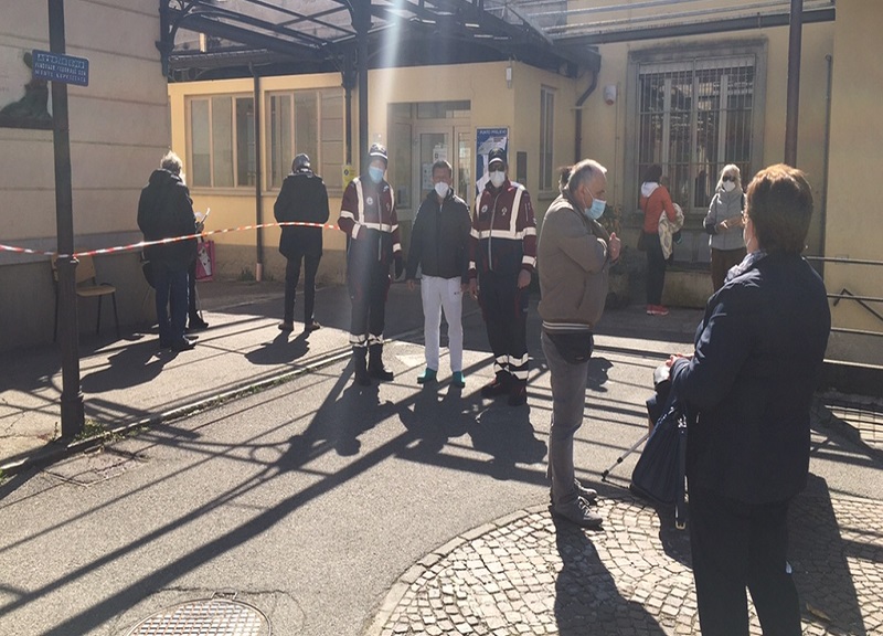 Over 80 si presentano spontaneamente per il vaccino: code a Monza Over 80 si presentano spontaneamente per il vaccino: code a Monza