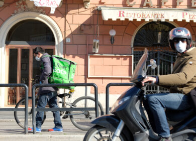 Rider arrestato a Roma: insulti ai colleghi extracomunitari e coltellate