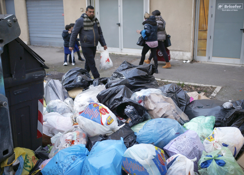 Roma nel caos rifiuti, Zingaretti: maxi gara Invitalia per spedirli all’estero Roma nel caos rifiuti, Zingaretti: maxi gara Invitalia per spedirli all’estero