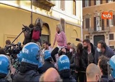 Disagio sociale, protesta sempre più violenta. Si teme possa presto degenerare