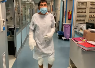 Gianni Morandi torna a casa. La foto di gruppo all’ospedale Bufalini di Cesena