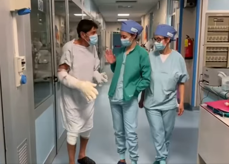 Gianni Morandi torna a casa. La foto di gruppo all’ospedale Bufalini di Cesena