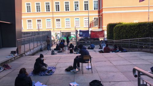 Milano, tornano le proteste contro la DAD: occupato il Liceo Carducci Milano, tornano le proteste contro la DAD: occupato il Liceo Carducci