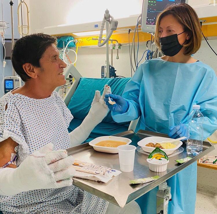 Gianni Morandi torna a casa. La foto di gruppo all’ospedale Bufalini di Cesena