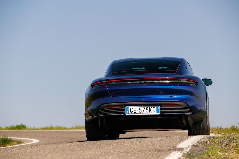Porsche lancia la Taycan a trazione posteriore 100% elettrica