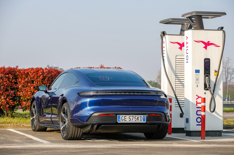 Porsche lancia la Taycan a trazione posteriore 100% elettrica
