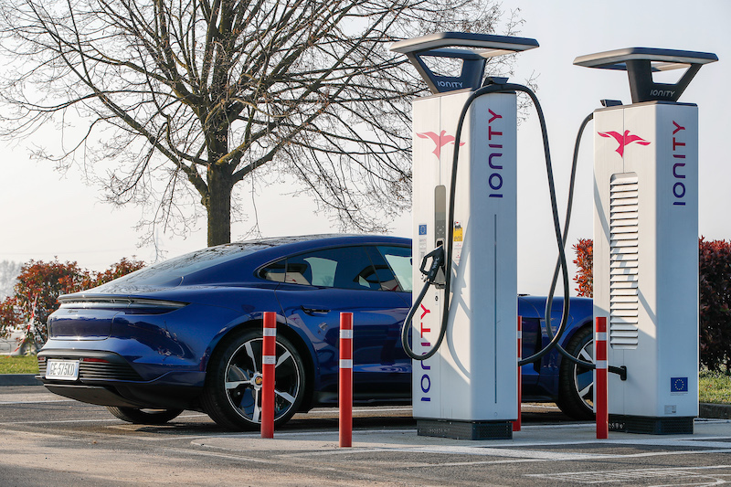 Porsche lancia la Taycan a trazione posteriore 100% elettrica