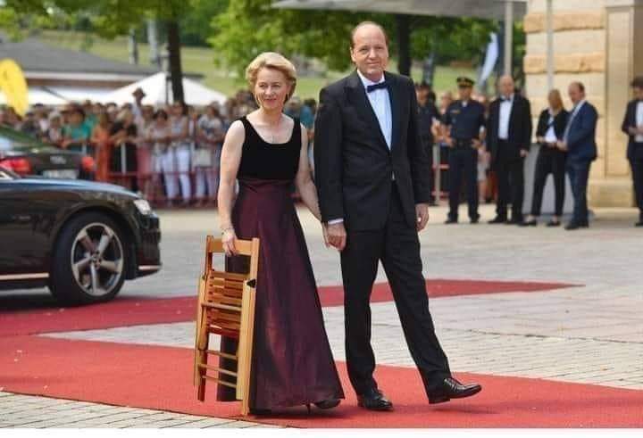 Turchia, Erdoğan non dà la sedia a von der Leyen? E allora Ursula si adatta…