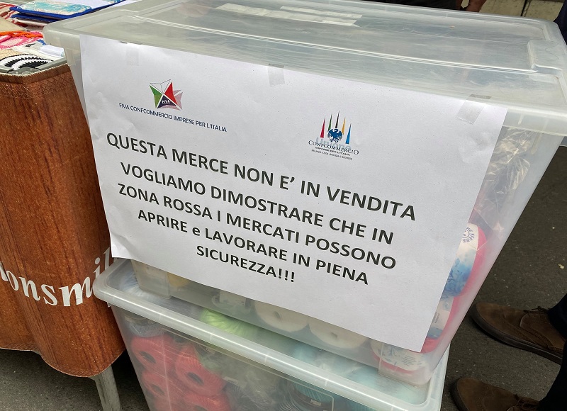 Milano, protesta degli ambulanti al mercato di via Crema