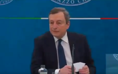 Draghi “strattona” Locatelli: “T’avevo detto che dovevi intervenire…”. VIDEO