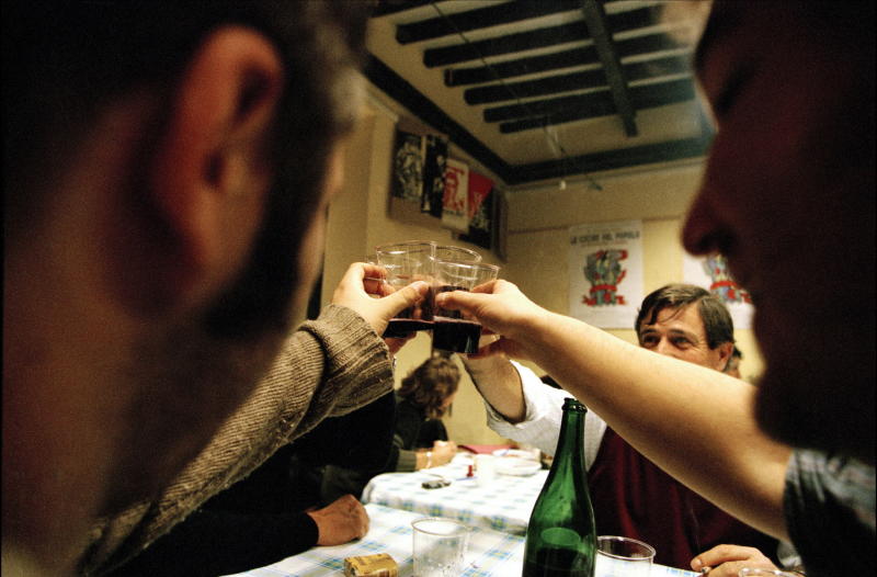 Covid, festa abusiva in hotel a Napoli. Multate 20 persone e locale chiuso Covid, festa abusiva in hotel a Napoli. Multate 20 persone e locale chiuso