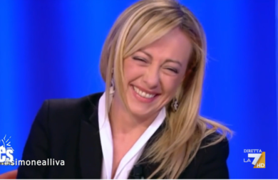 Legge Zan, Giorgia Meloni scoppia a ridere fra il silenzio di tutti. VIDEO