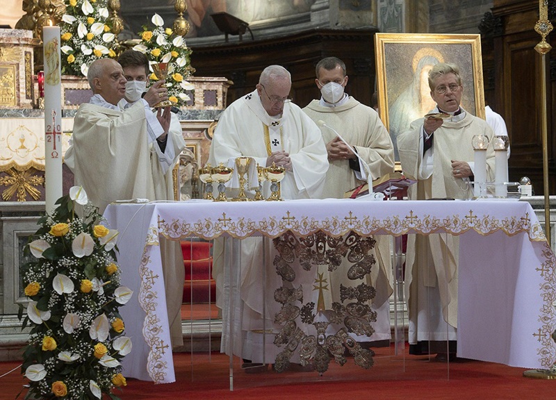 Il Papa in giro senza mascherina. Social senza pietà: “Protocollo tutto suo?”
