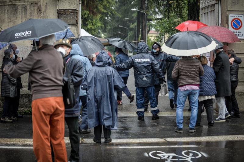 Milano: vaccinazioni over 75, code davanti all’hub di Baggio Milano: vaccinazioni over 75, code davanti all’hub di Baggio