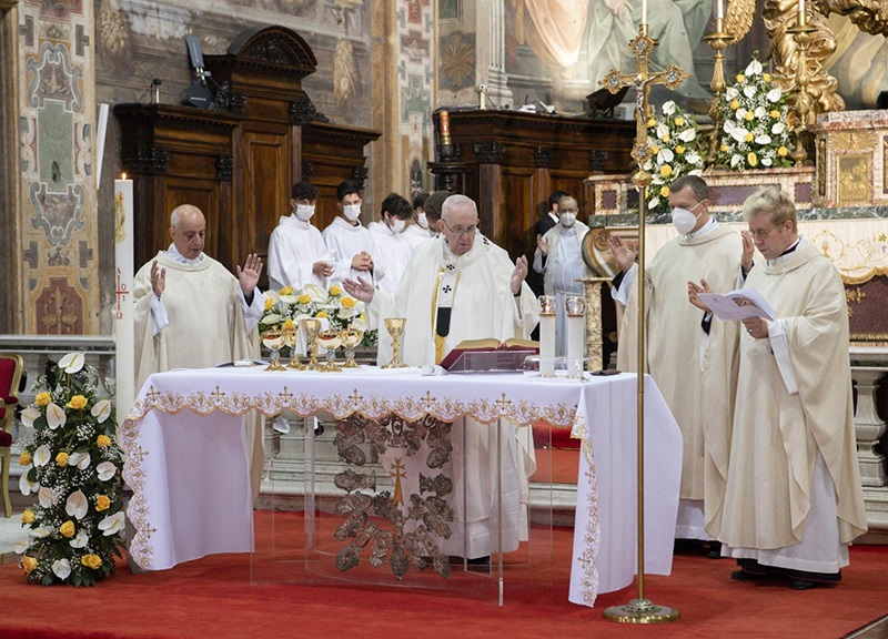 Il Papa in giro senza mascherina. Social senza pietà: “Protocollo tutto suo?”